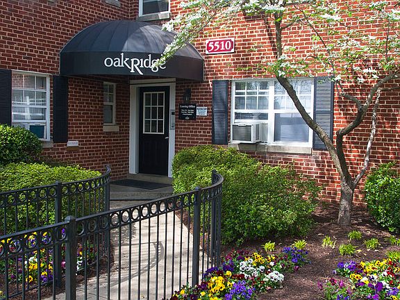 Oak Ridge Apartments Courtyard