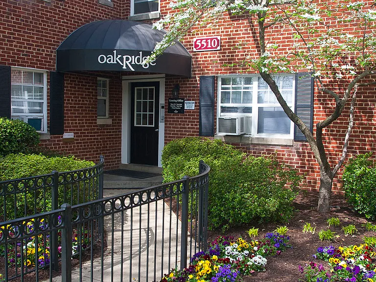 Oak Ridge Apartments Courtyard