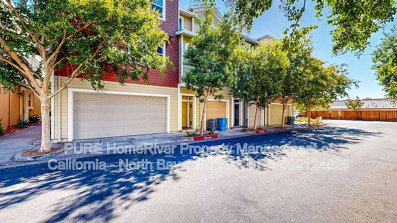3 bed, 2.0 bath, 1300 sqft, $2,850 — Photo 3