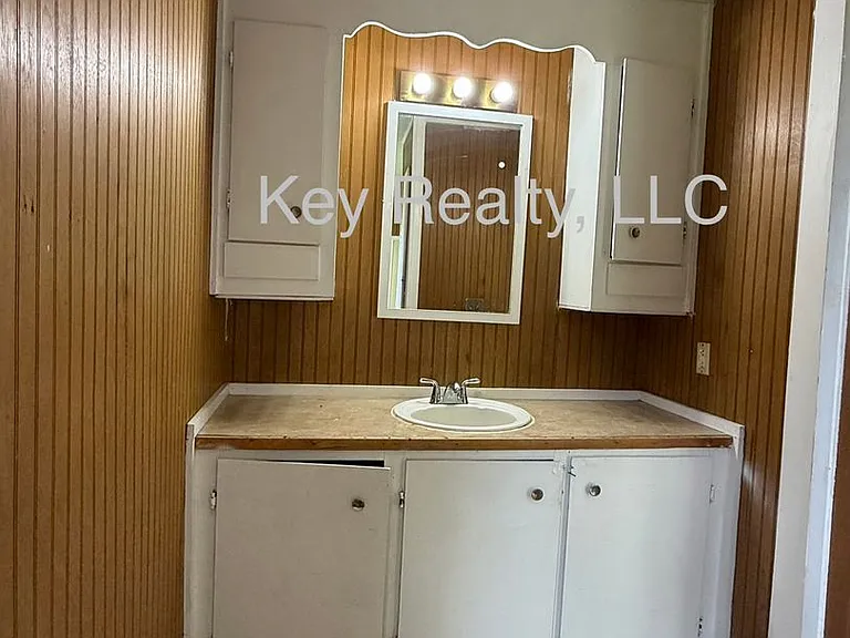 200 Reagan St — Photo 10
