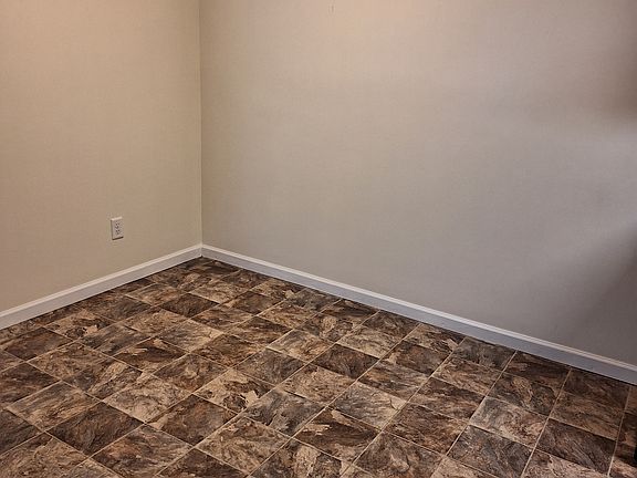 5th image of 896 Brookfield Dr #12