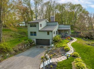 34 Pinewood Dr, Stratham, NH 03885