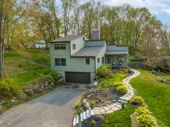 34 Pinewood Drive, Stratham, NH 03885