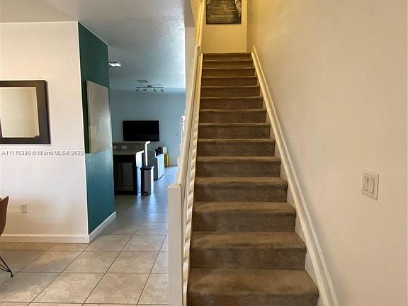 3rd image of 584 SE 32nd Ave