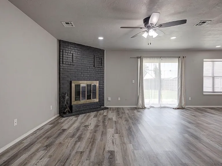 2505 Greenfield Dr — Photo 2
