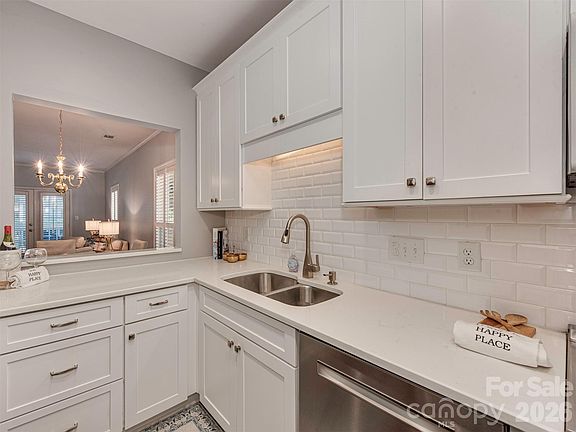 4th image of 301 Queens Rd APT 105