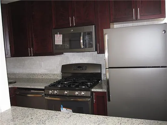 Rented by Siderow Residential Group | media 13