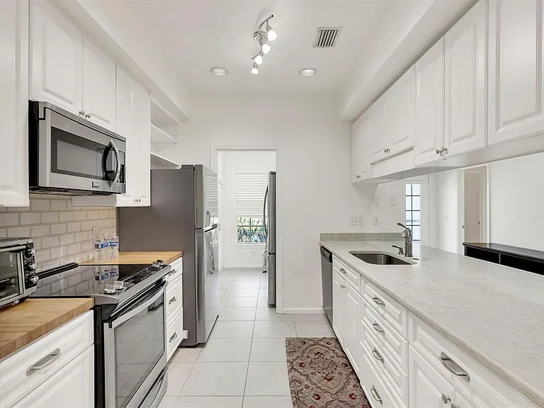 7334 Pine Creek Way — Photo 10