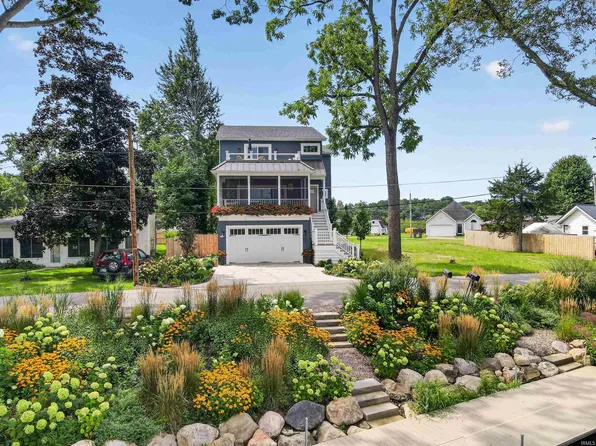 6031 E Pickwick Rd, Syracuse, IN 46567