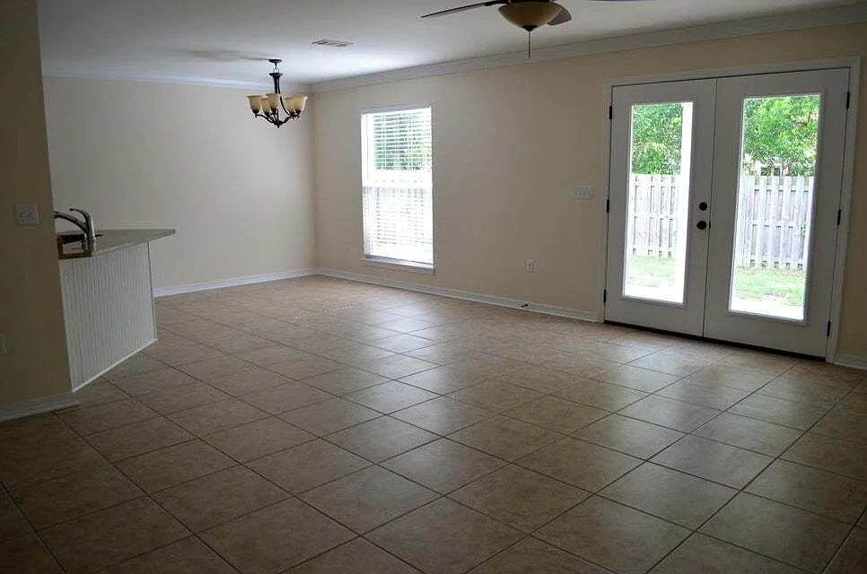 3 bed, 2.5 bath, 1717 sqft, $2,200 — Photo 4