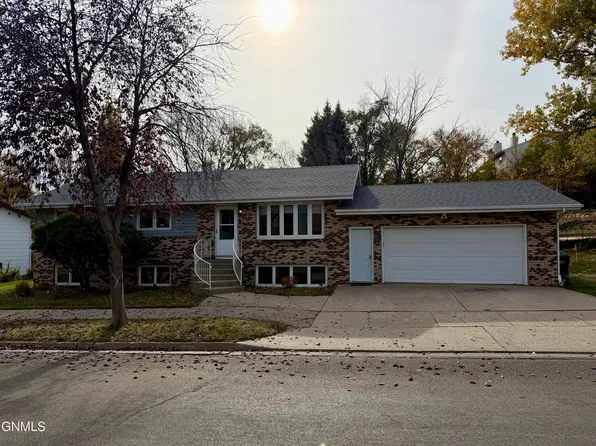 509 Lohstreter Rd NW, Mandan, ND 58554