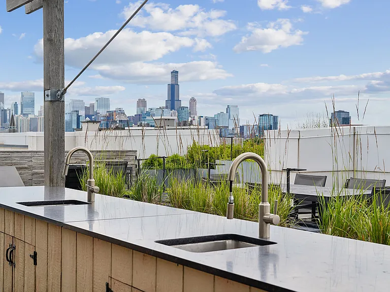 Luxe on Chicago — Photo 12
