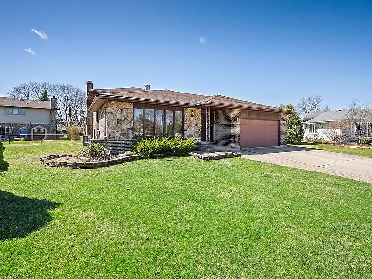 1631 Arbor Ct — Photo 2