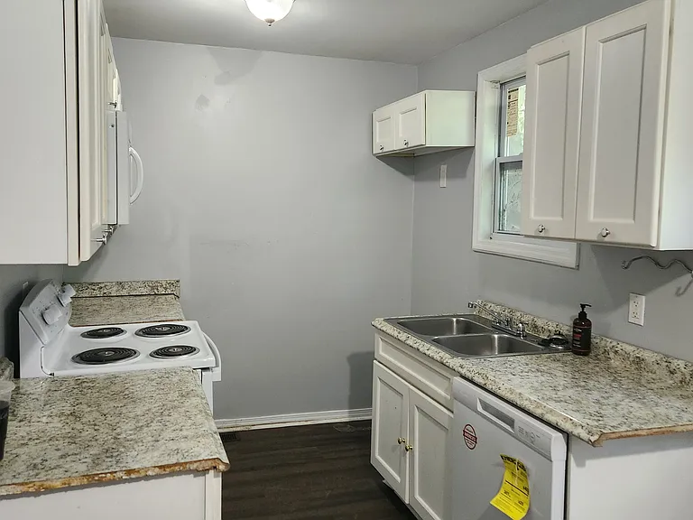 1438 E Cedar Ln — Photo 3
