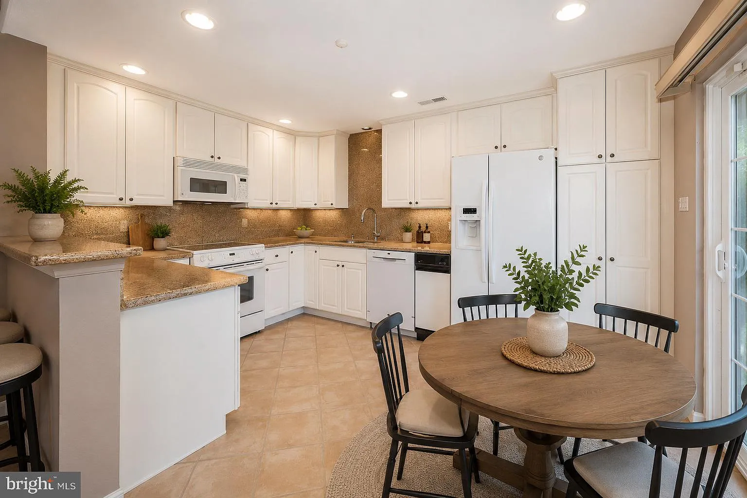 3 bed, 3.5 bath, 2525 sqft, $3,995 — Photo 4