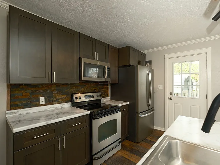204 Oakland St — Photo 12