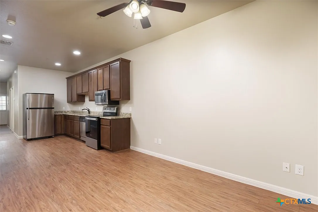 2 bed, 2.0 bath, 9656 sqft, $1,450 — Photo 4