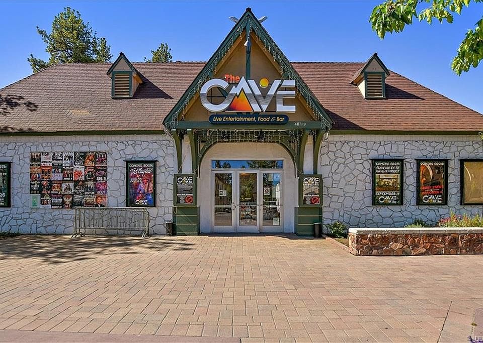 1st image of 40789 Village Dr