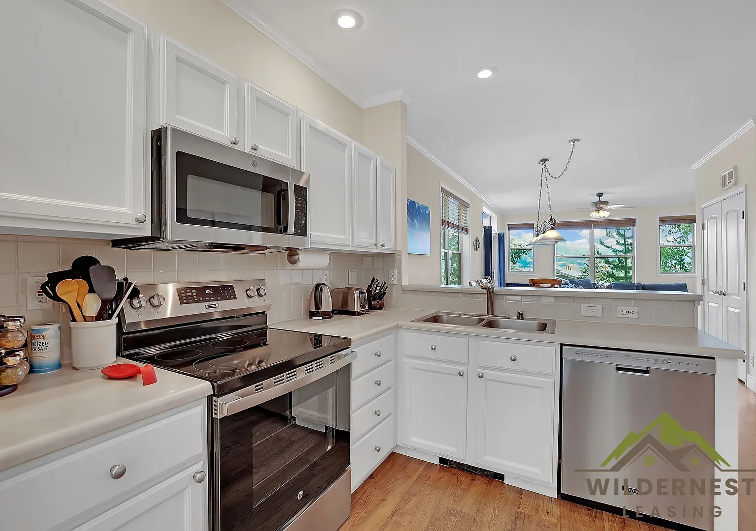 Winter Rental- Hot Tub, Quiet Townhome With Hot Tub And Two Living Areas — Photo 3