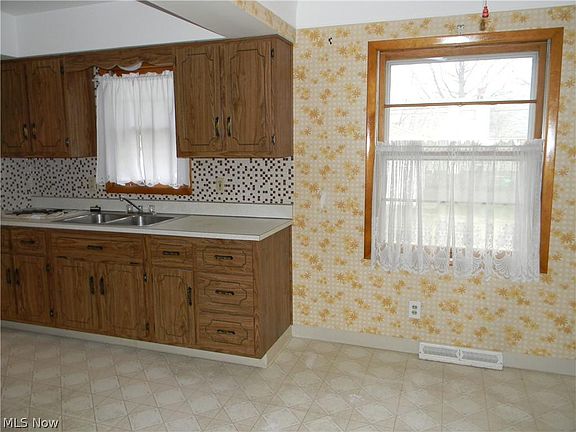 3rd image of 12513 Eastwood Blvd