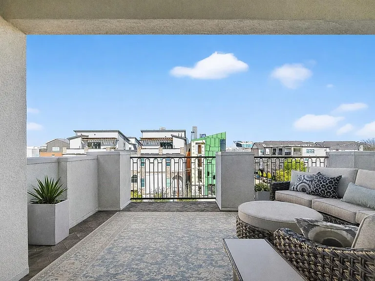 705 Delano St — Photo 40