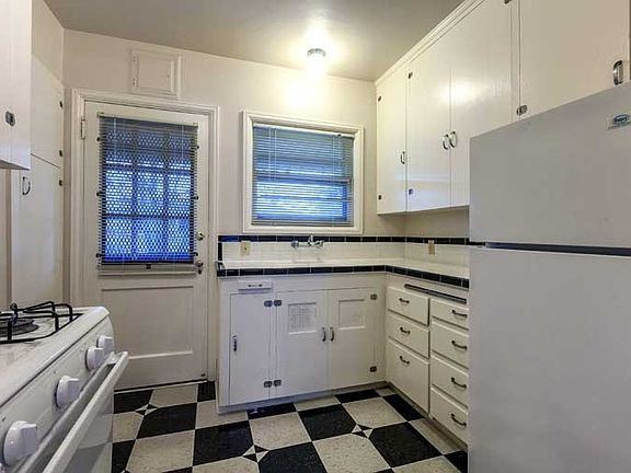 2nd image of 2510 NE 11th Ave #166
