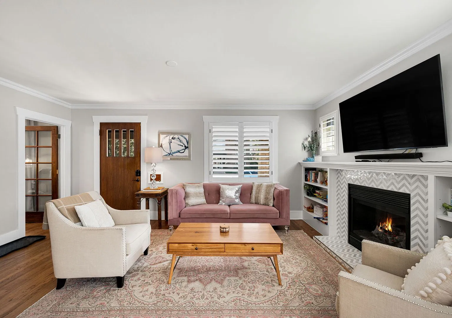 Furnished 3BD, 3BA Bungalow Near South Broadway with 2 Bonus Rooms — Photo 3