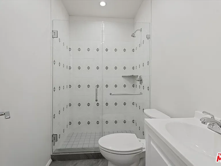 207 S Reeves Dr — Photo 9