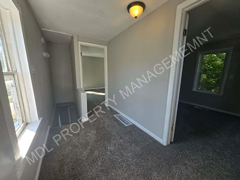 913 N Granger St — Photo 4