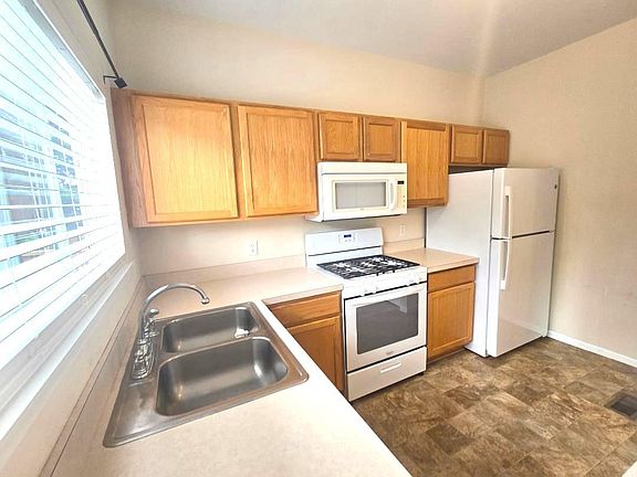 3rd image of 1369 Chestnut Ln