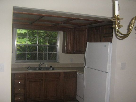 5th image of 102 W Magnolia St
