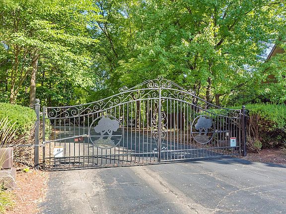 4th image of 374 Birchwood Ln