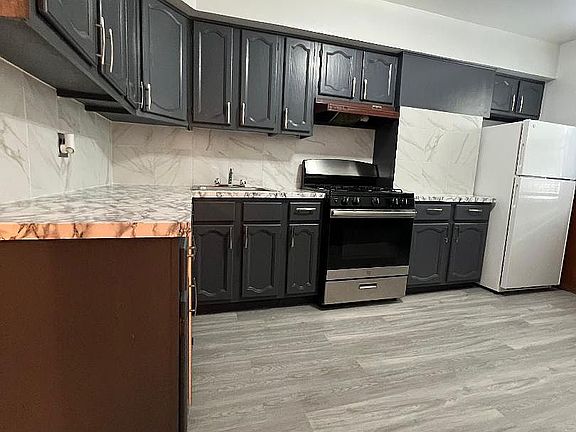 2nd image of 27-29 Crescent St #1