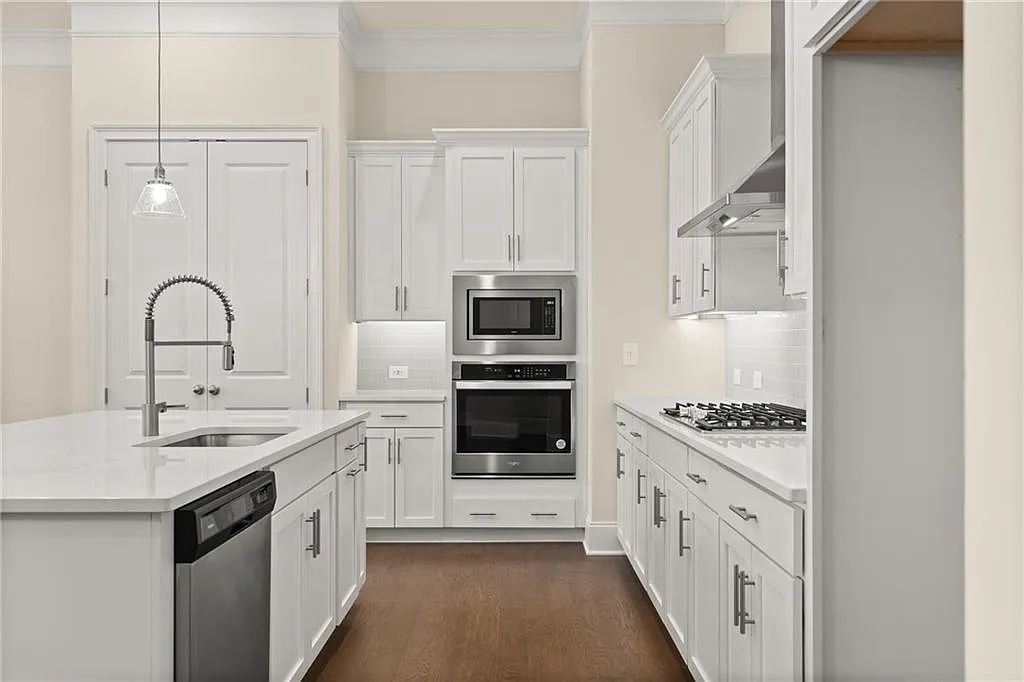 3 bed, 2.5 bath, 2057 sqft, $3,000 — Photo 3