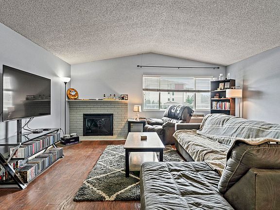 5th image of 310 E Weile Ave