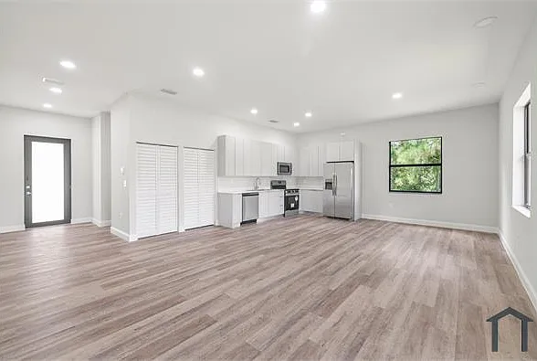 827 Carpenter St E — Photo 2