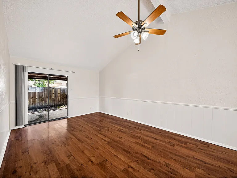 208 Bexar Dr — Photo 11
