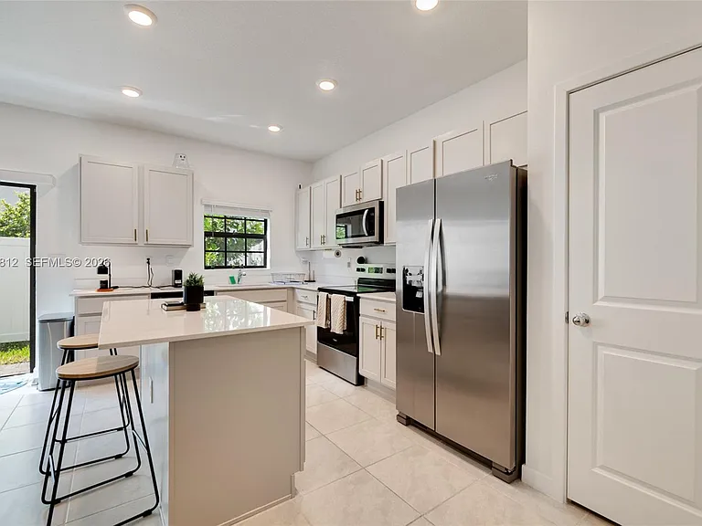 834 SW 11th Ter #834 — Photo 3