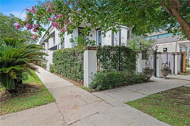 7600 Burthe St #B — Photo 1