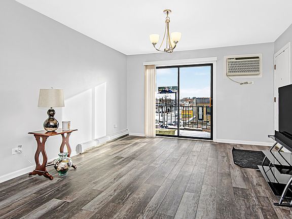 2nd image of 2016 N Harlem Ave APT 3W