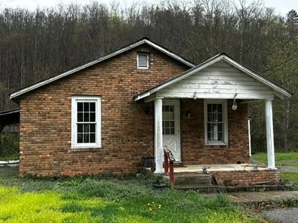 59 Mabel St, Glen Fork, WV 25845