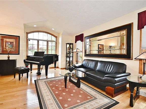 4th image of 2413 Bonnie Dell Dr