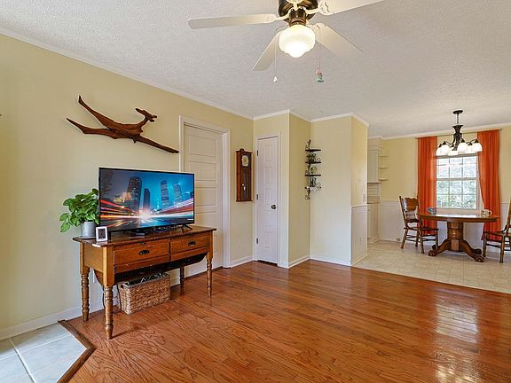 4th image of 525 Sims Dr.