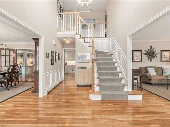 4th image of 93 Watch Hill Dr