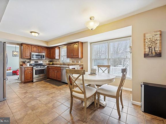 5th image of 132 Rugby Rd