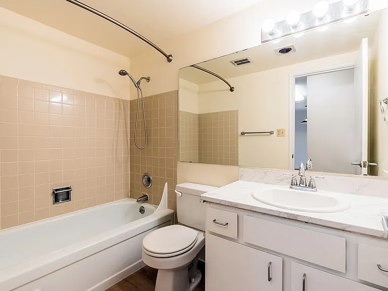 Galleon Apartments — Photo 9