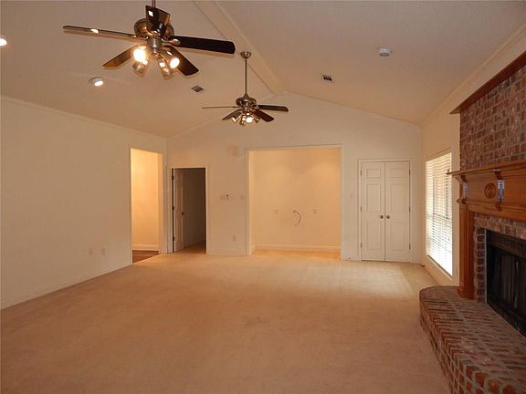 3rd image of 579 Saint Clair Ave