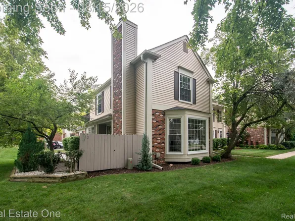 1572 Kings Cove Dr, Rochester, MI 48306