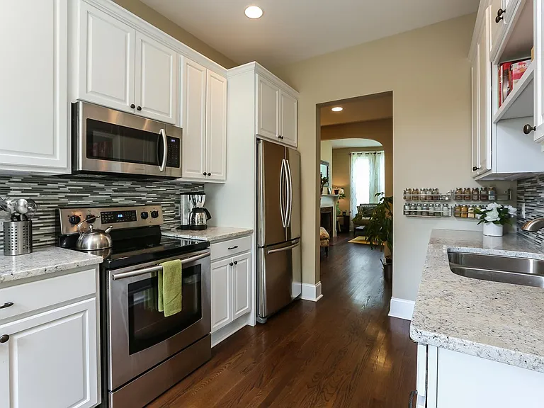 890 Goodrich Ave — Photo 6