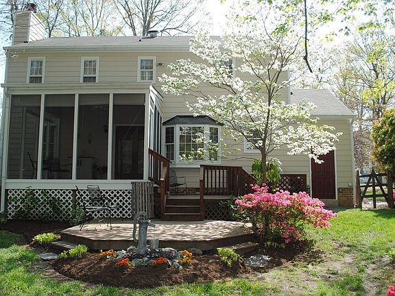 Lovely landscaped fenced rear yard